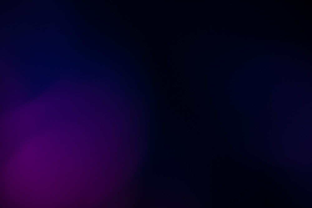 ดำสนิท + ม่วงเข้ม — มืดทับมืดจนรายละเอียดหายหมด