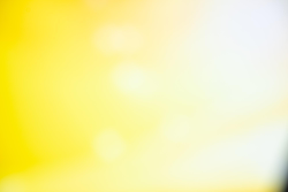 เหลืองสะท้อนแสง + ขาว — สว่างเกินไปจนอ่านอะไรไม่ออก